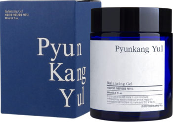 Pyunkang Yul Balancing Gel, nawilżający żel do twarzy w ciemnoniebieskim słoiczku i kartoniku, widok pod kątem.