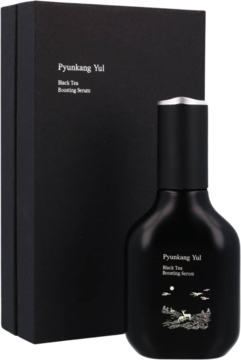 Pyunkang Yul Black Tea Boosting Serum w czarnej butelce z pejzażem i dopasowanym pudełkiem, widok z przodu.