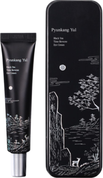 Pyunkang Yul Black Tea Time Reverse Eye Cream w czarnej tubce obok płaskiej puszki ze srebrnym pejzażem.