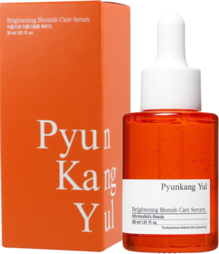 Pyunkang Yul Brightening Blemish Care Serum, pomarańczowa butelka z kroplomierzem i pudełkiem, widok z przodu.