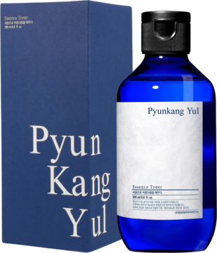 Niebieska butelka Pyunkang Yul Essence Toner obok pudełka. Nawilżający tonik do twarzy dla wrażliwej skóry.