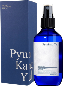 Nawilżający Pyunkang Yul Mist Toner w niebieskiej butelce z atomizerem, obok granatowe pudełko.