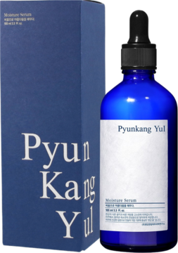 Pyunkang Yul Moisture Serum: ciemnoniebieska butelka z pipetą i pudełko. Serum nawilżające do regulacji sebum, widok z przodu.