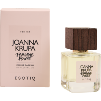 Woda perfumowana Esotiq Joanna Krupa Feminine Power 50 ml. Widok z przodu jasnoróżowego pudełka i flakonu z drewnianym korkiem.