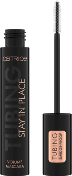 Czarna maskara Catrice TUBING Stay In Place Volume z białym aplikatorem obok. Widoczny napis 'Smudge-Proof'.