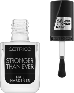 Przezroczysty utwardzacz Catrice Stronger Than Ever w butelce, czarna zakrętka z pędzelkiem wysuniętym z opakowania.