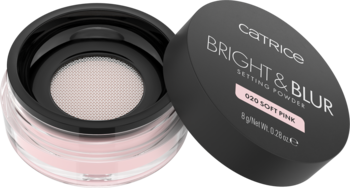 Otwarty różowy puder Catrice Bright & Blur Eye Soft Pink w czarnym okrągłym słoiczku, widok z góry.