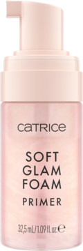 Catrice Soft Glam Foam Primer w różowej, przezroczystej butelce z pompką, widok z przodu, z połyskującym płynem.