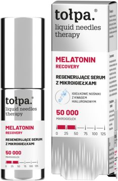 Tołpa Melatonin Recovery serum z mikroigiełkami, srebrna butelka z pompką obok białego opakowania, ujęcie frontalne.