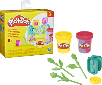 Widok na zestaw Play-Doh Małe Kwiatki: żółte pudełko, 2 pojemniki ciastoliny (żółty, fioletowy) i zielone foremki do kwiatów.