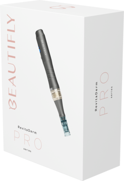 Beautifly RevitaDerm PRO Series dermapen w białym pudełku, widok 3/4. Na nim grafitowe urządzenie.