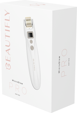 Białe pudełko Beautifly MicroGlow PRO z widocznym przez okienko białym, bezprzewodowym urządzeniem do mezoterapii.