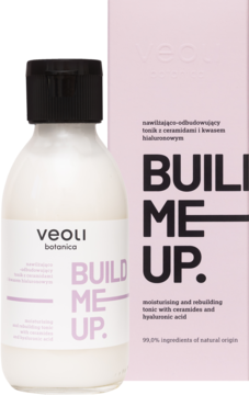 Nawilżający tonik Veoli Botanica Build Me Up, biała butelka z czarną nakrętką i różowe opakowanie, z przodu.