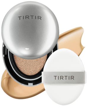 Srebrny nawilżający podkład TIRTIR Mask Fit Aura Cushion Mini 29N Natural Beige z puszkiem, na tle fluidu.