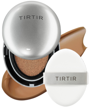 Otwarty srebrny TIRTIR Mask Fit Aura Cushion Mini podkład 43N Deep Cocoa, z białym aplikatorem i brązową próbką.