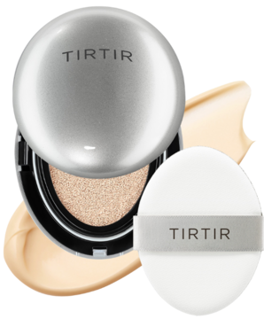 Nawilżający podkład TIRTIR Mask Fit Aura Cushion Mini 13N Fair Ivory. Otwarte, srebrne opakowanie, beżowy odcień, biała gąbeczka.