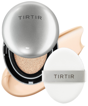 Otwarty srebrny kompakt TIRTIR Mask Fit Aura Cushion Mini, nawilżający podkład z beżowym płynem, biały aplikator. Widoczny swatch podkładu.
