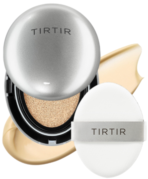 Otwarty, srebrny podkład TIRTIR Mask Fit Aura Cushion Mini z beżowym płynem, obok biała gąbeczka, widok z góry.
