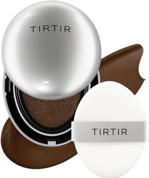 Nawilżający podkład TIRTIR Mask Fit Aura Cushion 51N Fudge: otwarty srebrny kompakt z gąbeczką i produktem.