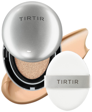 Nawilżający podkład TIRTIR Mask Fit Aura Cushion 27C. Lśniący, otwarty kompakt i biały puszek na tle fluidu.