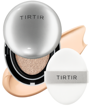 Otwarty podkład TIRTIR Mask Fit Aura Cushion 21N Ivory, srebrne opakowanie, obok biały puszek i smugi podkładu.