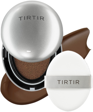 TIRTIR Mask Fit Aura Cushion Mini 51N Fudge. Otwarty podkład w poduszce z puszkiem, na tle brązowej plamy.