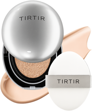 Otwarty, srebrny podkład TIRTIR Mask Fit Aura Cushion 21C Cool Ivory z gąbeczką i swatch'em na beżowym tle.