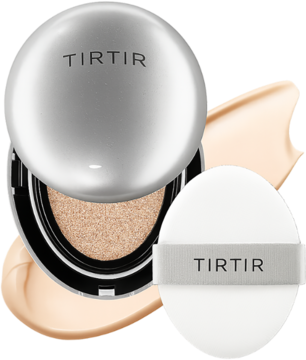 Otwarty TIRTIR Mask Fit Aura Cushion 15C Fair Porcelain. Srebrny, błyszczący kompakt z gąbką i próbką koloru.