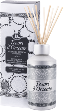 Tesori d'Oriente Muschio Bianco dyfuzor w srebrnej butelce z patyczkami obok dopasowanego pudełka.