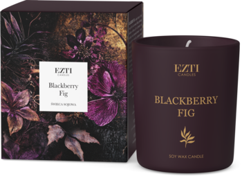 Burgundowa świeca zapachowa EZZTI Blackberry Fig obok pudełka z fioletowo-złotym wzorem kwiatowym.