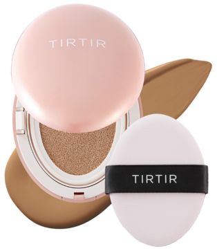 Zestaw: różowy podkład TIRTIR Mask Fit All Cover Cushion Mini 33N Macchiato, otwarty i zamknięty, z puszkiem, na czarnym tle.