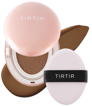 Różowy, otwarty podkład TIRTIR Mask Fit All Cover Cushion 43N Deep Cocoa z białym puszkiem, na tle smugi podkładu.