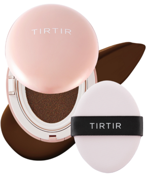 Otwarty różowy kompakt TIRTIR Mask Fit All Cover Cushion 51N Fudge z ciemnym wkładem i gąbeczką.