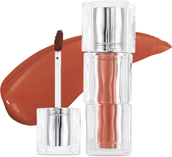 TIRTIR Mini tint do ust Fig Peach, błyszczyk z aplikatorem wyciągniętym z opakowania, obok próbka koloru.