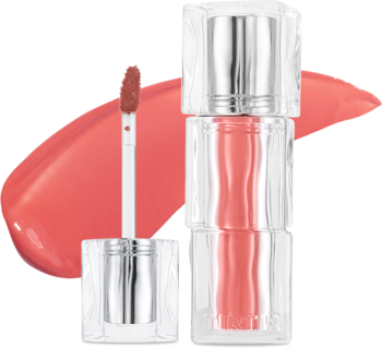 Koralowy mini tint TIRTIR Waterism Glow Tint Heart Berry w tubce z aplikatorem i błyszczącym swatch na tle.
