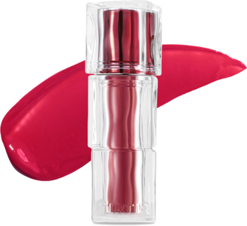 TIRTIR Mini tint do ust Waterism Glow w Fever Red. Przezroczysta buteleczka z czerwonym płynem, obok błyszcząca próbka koloru.