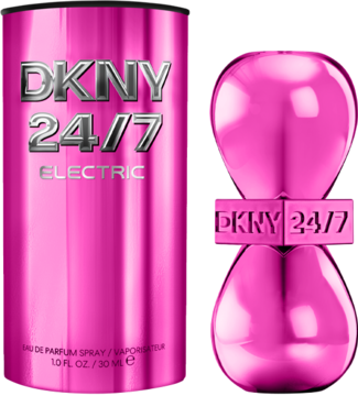 DKNY 24/7 ELECTRIC: dwa różowe, metaliczne flakony perfum, jeden cylindryczny, drugi w kształcie klepsydry.