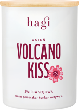 Biała świeca sojowa Hagi Volcano Kiss, cylindryczne opakowanie, widok z przodu. Różowy napis i grafika kwiatu.