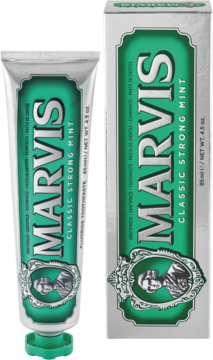 Marvis Classic Strong Mint: srebrna tuba i zielono-srebrne pudełko z logo, widoczne z przodu, obok siebie.