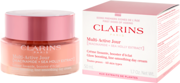 Krem Clarins Multi-Active Jour w brzoskwiniowym słoiczku z różową nakrętką i jego białe, różowe opakowanie z logo.