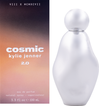 Kylie Jenner Cosmic 2.0, woda perfumowana. Biała, organiczna butelka obok pudełka z gradientowym tłem.