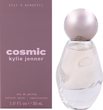 Kylie Jenner Cosmic eau de parfum, fioletowe pudełko obok szklanej butelki z perłową nakrętką, widok z przodu.