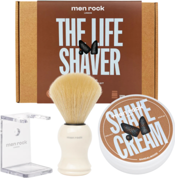 Zestaw Men Rock The Life Shaver Sandalwood do golenia: pudełko, krem, pędzel, stojak. Widok pod kątem.