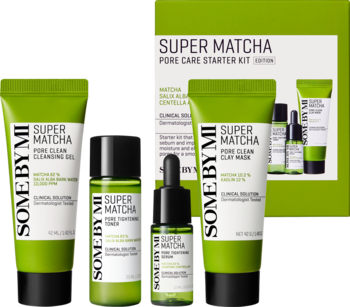 SOME BY MI SUPER MATCHA Pore Care Starter Kit z zielonym żelem, tonikiem, serum i maską glinkową, obok pudełka.