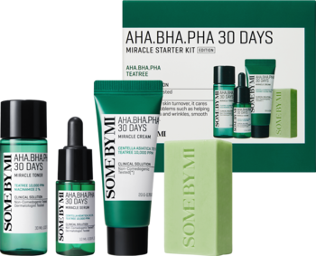 Zestaw SOME BY MI AHA BHA PHA 30 DAYS z tonikiem, serum, kremem i mydłem w zielono-białych opakowaniach, ułożony na ciemnym tle.