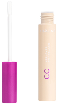 Lumene CC korektor 00 Ultra Light w beżowej tubce, obok fuksjowy aplikator, rozświetla i kryje.