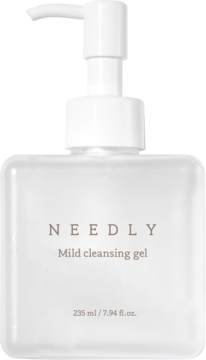 NEELDY Mild Cleansing Gel w białej, matowej butelce z pompką, widok z przodu. Idealny do skóry wrażliwej.