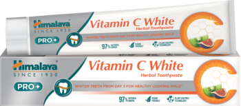Dwie tubki Himalaya PRO Vitamin C White ziołowej pasty. Białe opakowanie z pomarańczową witaminą C i owocami figi/kiwi.