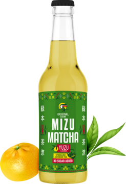 Butelka gazowanego napoju Mizu Matcha Yuzu, jasnozielony płyn, zielona etykieta. Obok owoc yuzu i liście herbaty.