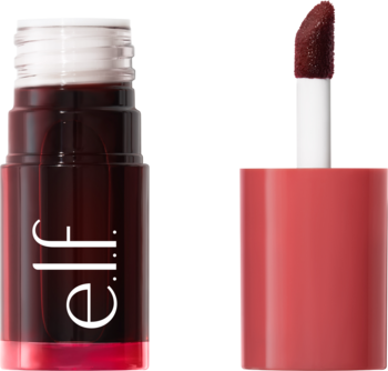 e.l.f. Sheer For It Cherry Cola tint do ust i policzków: butelka z ciemnobrązowym płynem, widoczny koralowy aplikator.